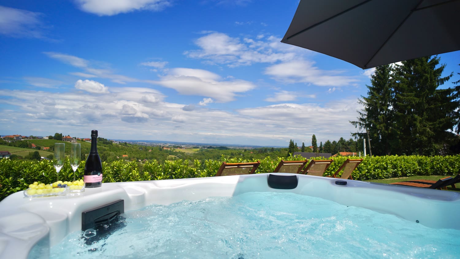 Vanjski jacuzzi na terasi Cloud9, s otvorenim pogledom preko vinograda na varaždinsku dolinu